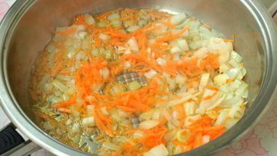 свекольник со щавелем, фасолью и шампиньонами