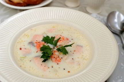 Сырный суп с семгой и креветками
