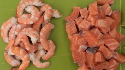 сырный суп с семгой и креветками