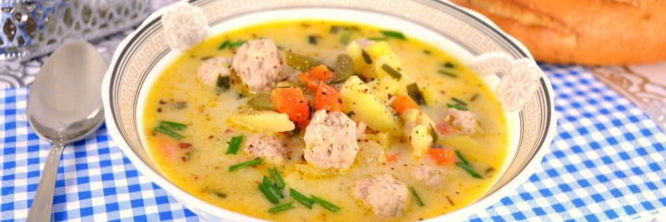 Сырный суп с замороженными овощами, зеленью чеснока и фрикадельками