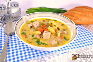 Сырный суп с замороженными овощами, зеленью чеснока и фрикадельками