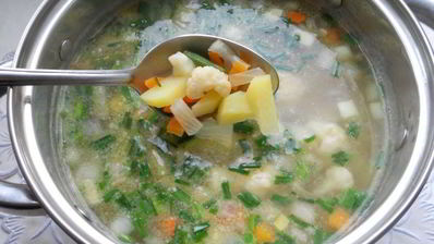 сырный суп с замороженными овощами, зеленью чеснока и фрикадельками