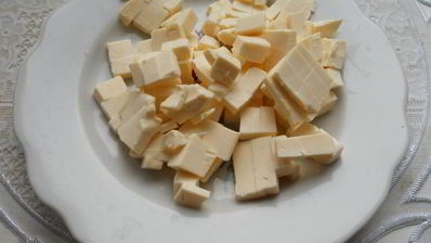 сырный суп с замороженными овощами, зеленью чеснока и фрикадельками