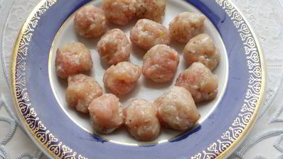 сырный суп с замороженными овощами, зеленью чеснока и фрикадельками