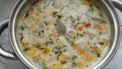 сырный суп с замороженными овощами, зеленью чеснока и фрикадельками