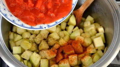 томатно-баклажановый суп с нутом