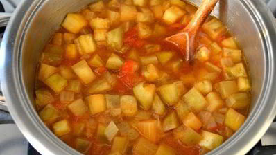 томатно-баклажановый суп с нутом