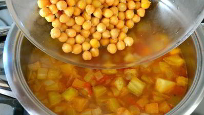 томатно-баклажановый суп с нутом