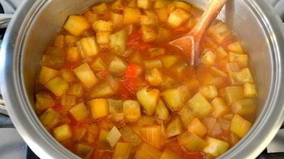 томатно-баклажановый суп с нутом