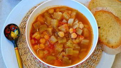 томатно-баклажановый суп с нутом