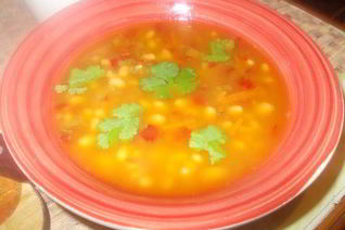 Тосканский суп из фасоли с розмарином и зеленый салат с огурцами и мятой