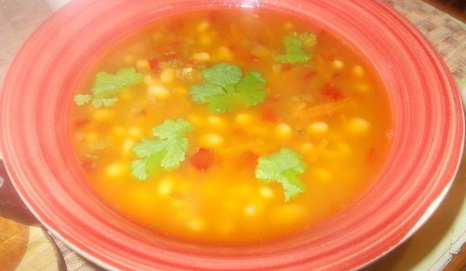 Рецепт тосканского супа из фасоли с розмарином и зеленый салат с огурцами и мятой