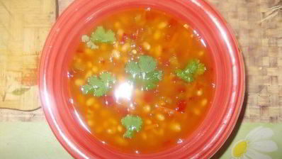 тосканский суп из фасоли с розмарином и зеленый салат с огурцами и мятой