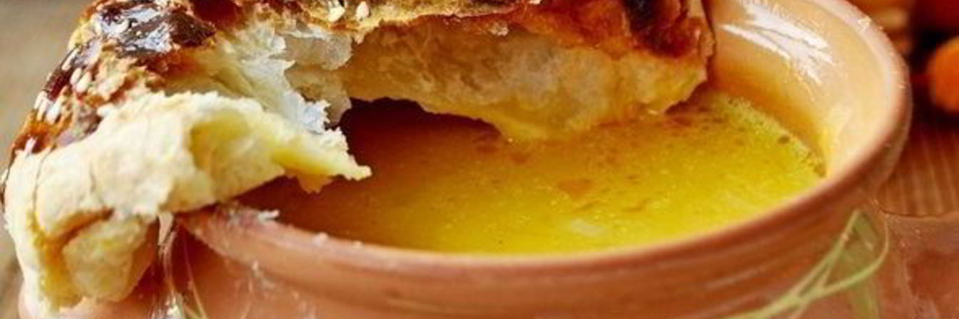 Тыквенный суп в горшочках с креветками под слоеными крышечками