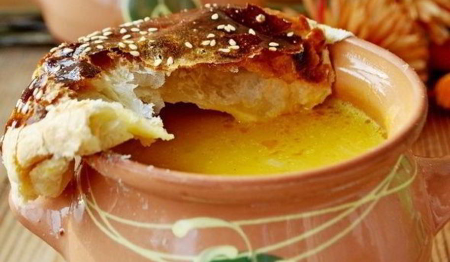 Рецепт тыквенного супа в горшочках с креветками под слоеными крышечками