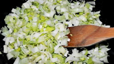 тыквенный суп в горшочках с креветками под слоеными крышечками