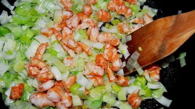 тыквенный суп в горшочках с креветками под слоеными крышечками