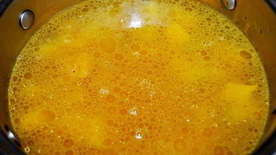 тыквенный суп в горшочках с креветками под слоеными крышечками