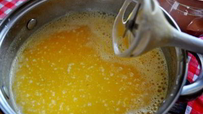 тыквенный суп в горшочках с креветками под слоеными крышечками