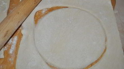 тыквенный суп в горшочках с креветками под слоеными крышечками