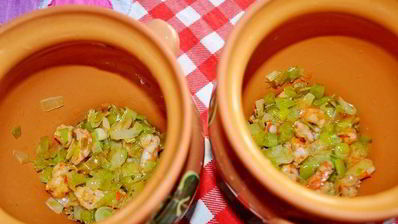 тыквенный суп в горшочках с креветками под слоеными крышечками