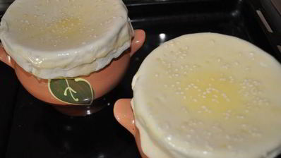 тыквенный суп в горшочках с креветками под слоеными крышечками