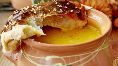 тыквенный суп в горшочках с креветками под слоеными крышечками