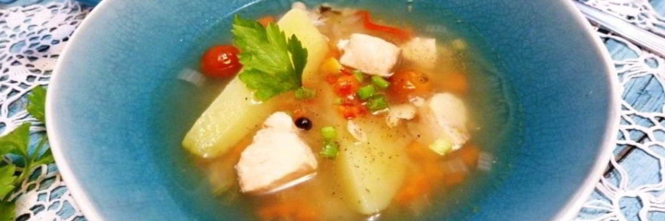 Ароматная уха с помидорами и лимоном