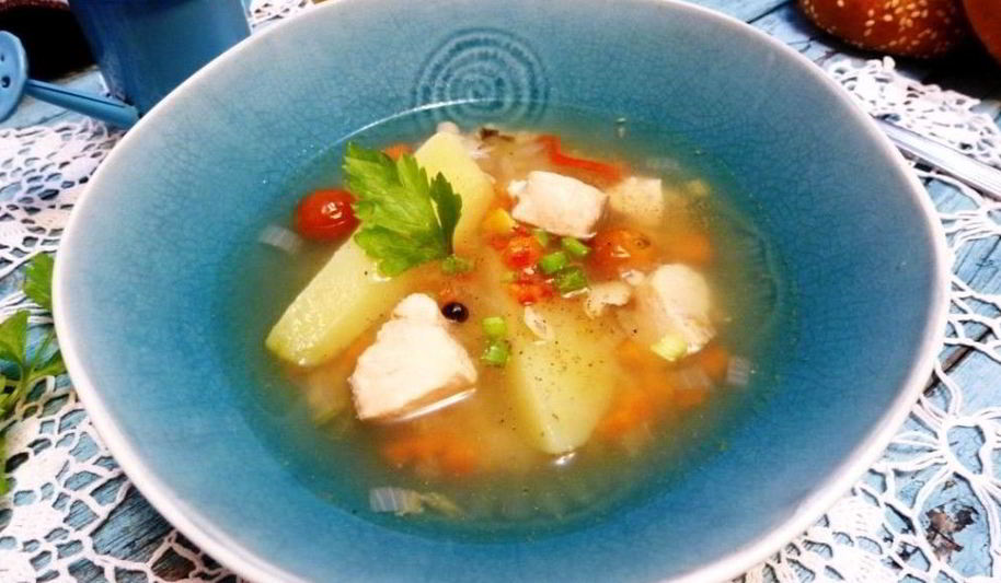 Рецепт ароматной ухи с помидорами и лимоном