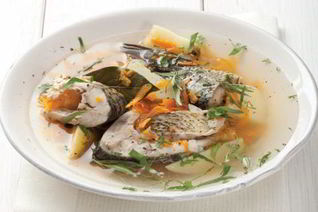 Уха из речной рыбы с корнем пастернака