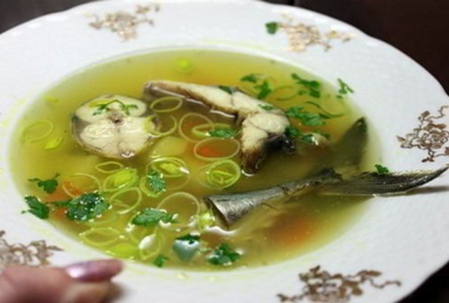Уха из скумбрии с зеленью