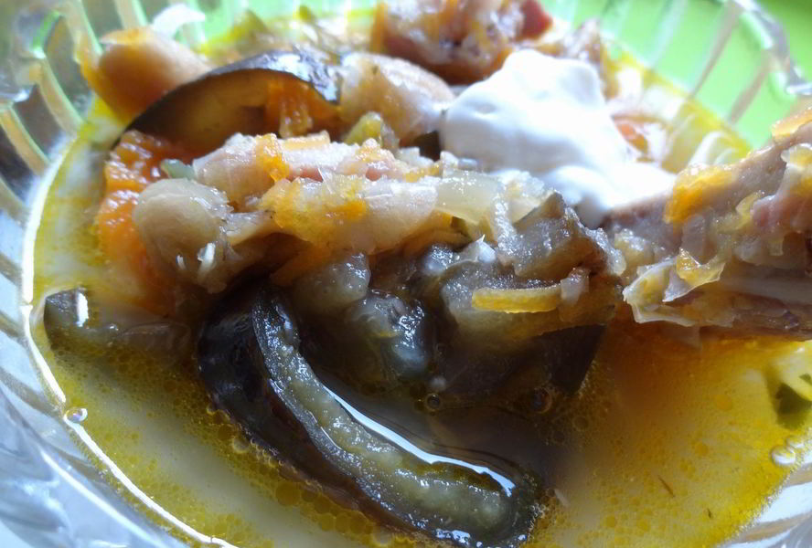 Зимний фасолевый суп с копченостями и баклажанами