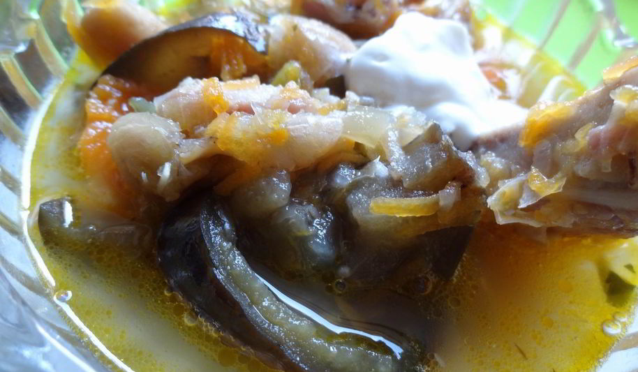 Рецепт зимнего фасолевого супа с копченостями и баклажанами