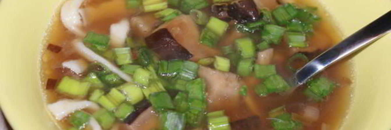 Зимний суп с шиитаке, запеченным чесноком и лапшой