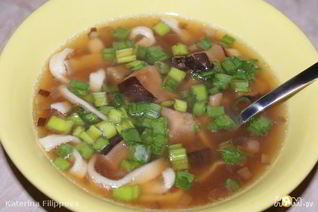 Зимний суп с шиитаке, запеченным чесноком и лапшой