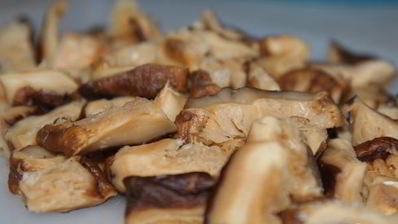 зимний суп с шиитаке, запеченным чесноком и лапшой