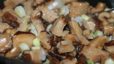 зимний суп с шиитаке, запеченным чесноком и лапшой