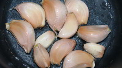 зимний суп с шиитаке, запеченным чесноком и лапшой