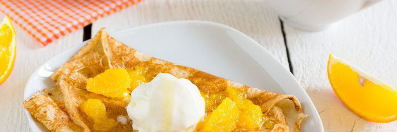 Блинчики с фламбированными апельсинами и ванильным мороженым