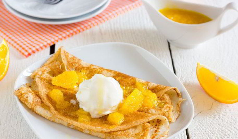Рецепт блинчиков с фламбированными апельсинами и ванильным мороженым