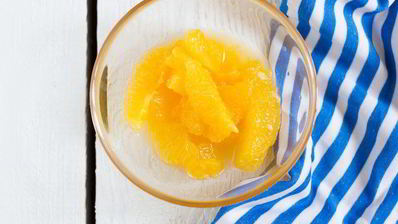 блинчики с фламбированными апельсинами и ванильным мороженым