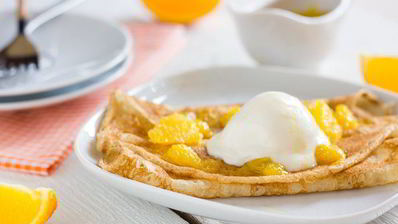 блинчики с фламбированными апельсинами и ванильным мороженым