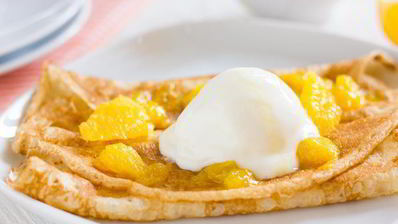 блинчики с фламбированными апельсинами и ванильным мороженым