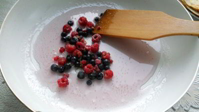 блинчики с карамелизированными ягодами