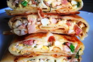 Блинчики с копченым окороком и вареным яйцом