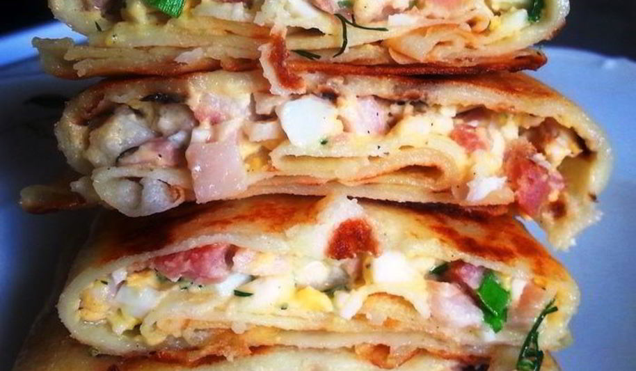 Рецепт блинчиков с копченым окороком и вареным яйцом