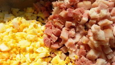 блинчики с копченым окороком и вареным яйцом