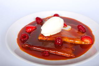 Блинчики в карамельно-цитрусовом соусе с клубникой