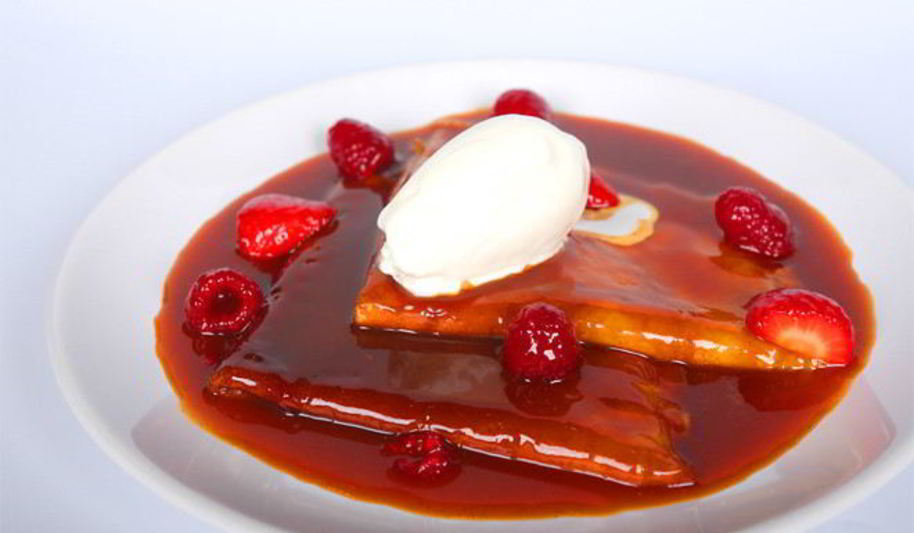 Рецепт блинчиков в карамельно-цитрусовом соусе с клубникой