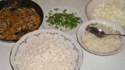 блины с начинкой из риса, грибов и курицы